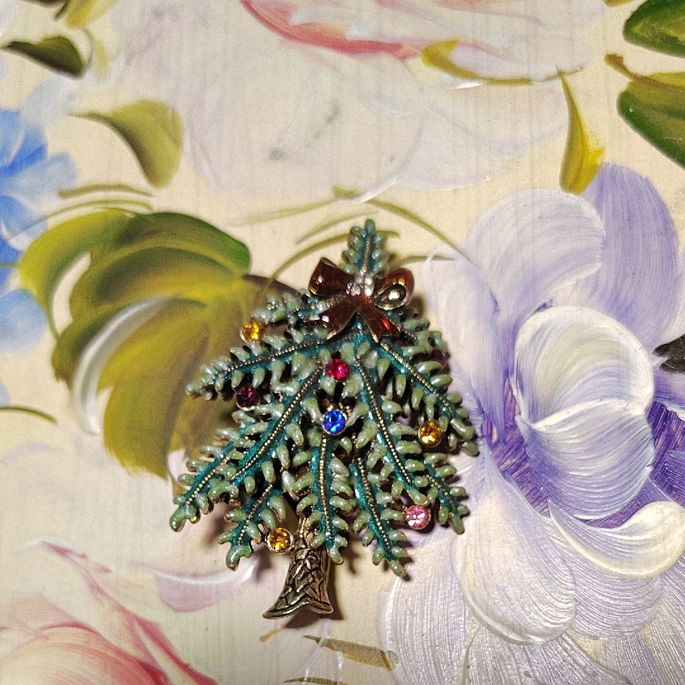 Avon Festive Christmas Tree Brooch with Multicolor Accents